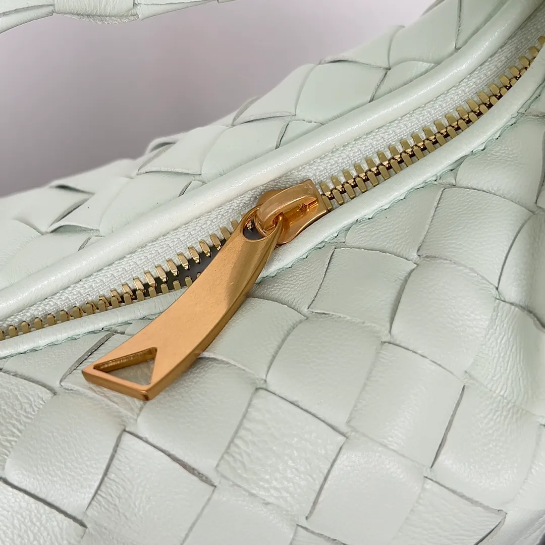 Batch 1120 Bottega veneta͙.——The latest braided and knotted hobo🔥 The top-grade lambskin leather is very soft, the bag shape is unique, practical and durable. It retains the traditional weaving elements while being a bit more flamboyant ~ Made of hand-woven sheepskin, zipper opening and closing, curved seamless structure, effortless to match. Highly recommended⚠️⚠️⚠️ The highest-end in the market🌈 Welcome to compare [Factory equipped with full package] size: 23x15x5cm.   Model: 651876